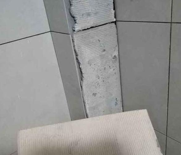 江海瓷砖空鼓维修公司分享下厨房瓷砖脱落的补救措施。